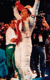 Giovanna esulta per la medaglia appena vinta.