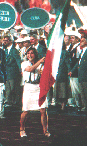 Giovanna Trillini alfiere per l'Italia.